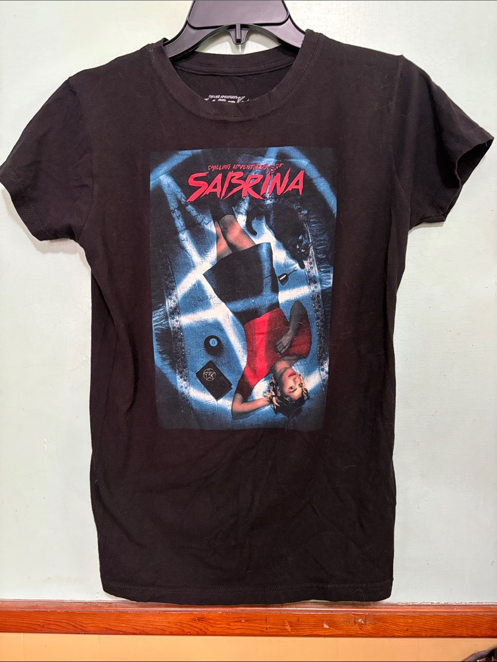 Hot Topic Ripple Junction Sabrina Graphic Tee in Black, Red, Blue Size Medium